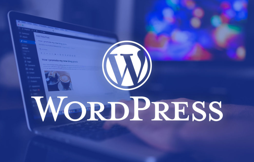 Import Odsprzedaż Transgraniczna EC Interfejs zarządzania blogiem WordPress jest wyświetlany na ekranie laptopa, z logo WordPress nałożonym na przód.